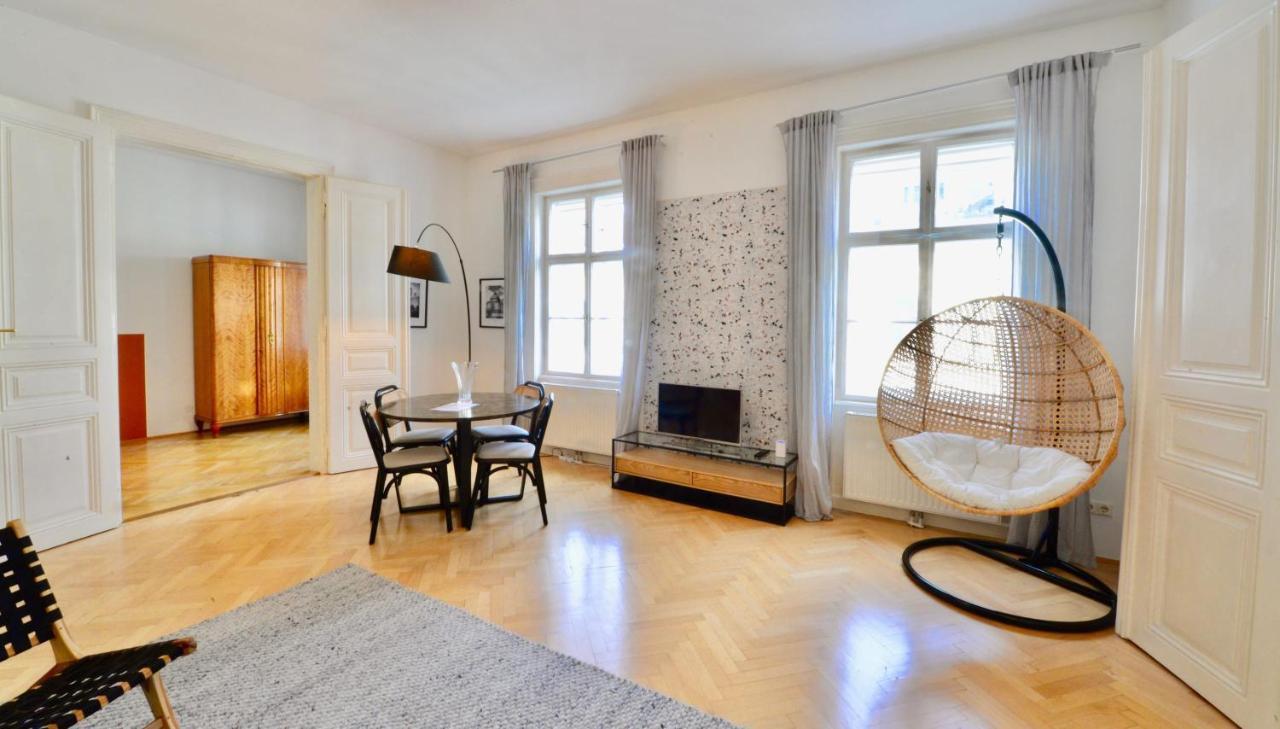 Beautiful Flat Next To Karlskirche Vienna Luaran gambar