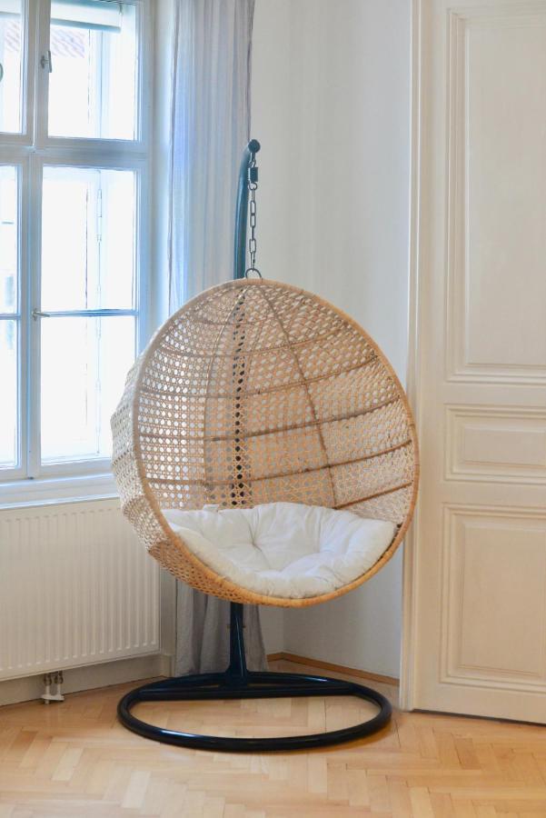 Beautiful Flat Next To Karlskirche Vienna Luaran gambar
